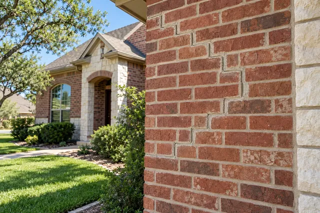Brick & Mortar Cracks